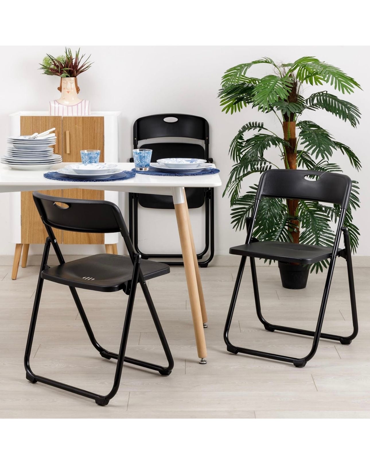 Sedia Pieghevole con Struttura 
in Acciaio e PVC, 
Seduta Salvaspazio Richiudibile con Piedini e Maniglia, 
da Viaggio, Cucina, Soggiorno, Camera da Letto, 
Misura = 74x43x49 cm