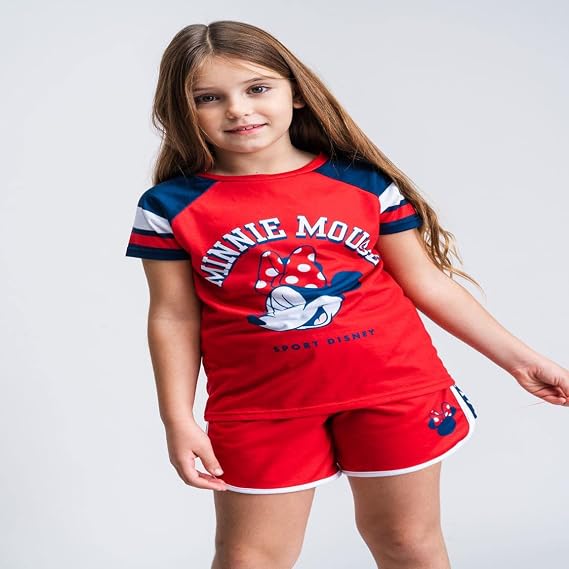 Completo estivo originale con licenza ufficiale Disney, impreziosito dalla simpatica grafica di Minnie Mouse in stile sportivo. Ideale per le piccole fan del personaggio. 1
