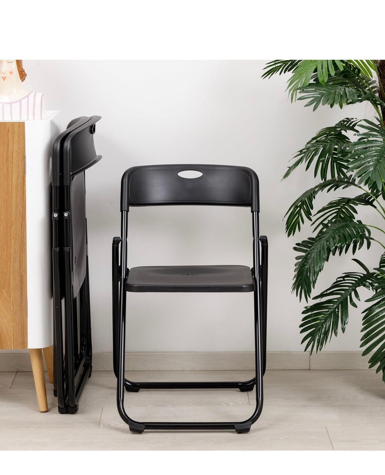 Sedia Pieghevole con Struttura 
in Acciaio e PVC, 
Seduta Salvaspazio Richiudibile con Piedini e Maniglia, 
da Viaggio, Cucina, Soggiorno, Camera da Letto, 
Misura = 74x43x49 cm