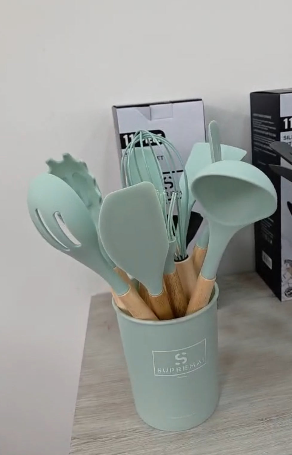 Nuovissimo Scarico..
Set 11 pz  Utensili da Cucina In Silicone Antiaderente con Manico in Legno