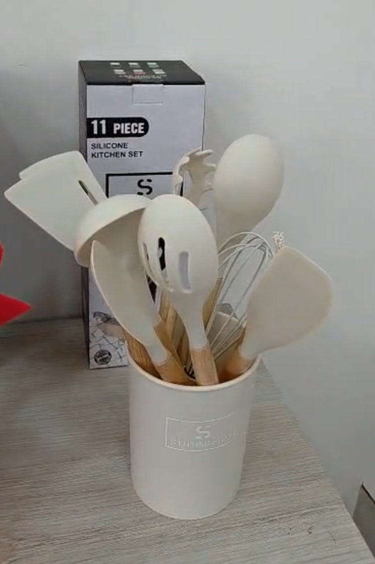 Nuovissimo Scarico..
Set 11 pz  Utensili da Cucina In Silicone Antiaderente con Manico in Legno