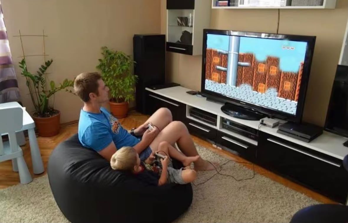 Mini Console Retrò Plug & Play con 2 Controller – Giochi Classici Preinstallati, Collegamento TV AV, Compatta e Ideale per Gioco in Famiglia 2